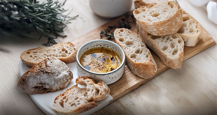 Naturel sızma zeytinyağı şişesi ve zeytin dalı